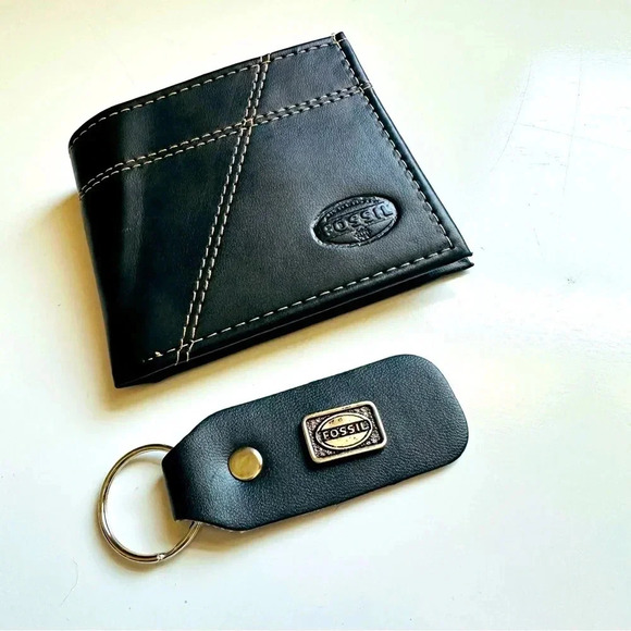 NWOT Fossil Men’s Leather Wallet W Keychain - Picture 1 of 6